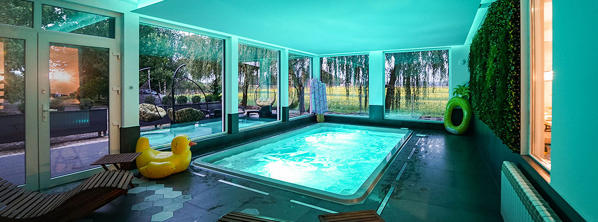 Indoor pool with counter current system